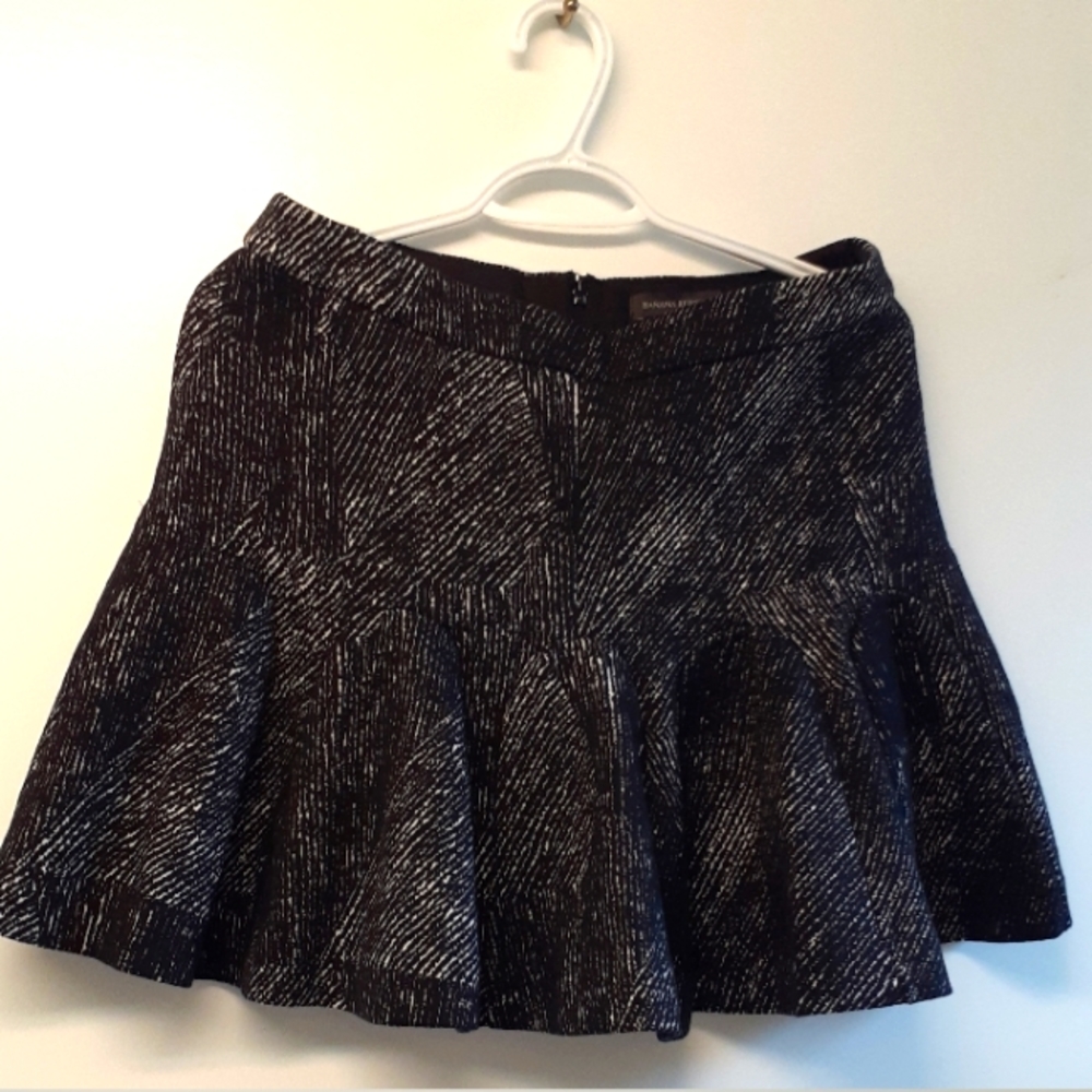 Black/white Banana Republic skirt - size 8 petite. "NWT"